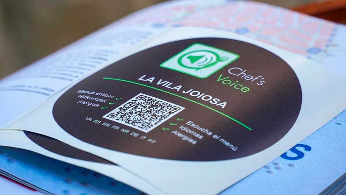 La imagen muestra una página impresa con un distintivo circular del servicio Chef’s Voice. En el centro aparece un código QR, acompañado del ...